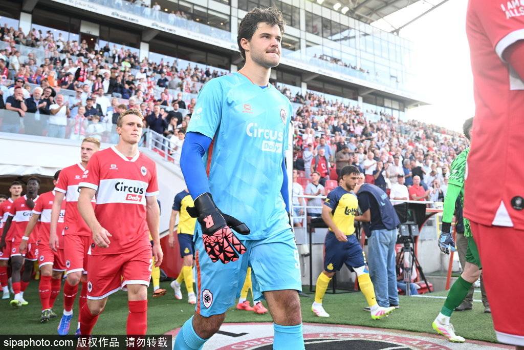 曼联锁定比利时门神拉曼斯，奥纳纳地位无忧但替补悬了？